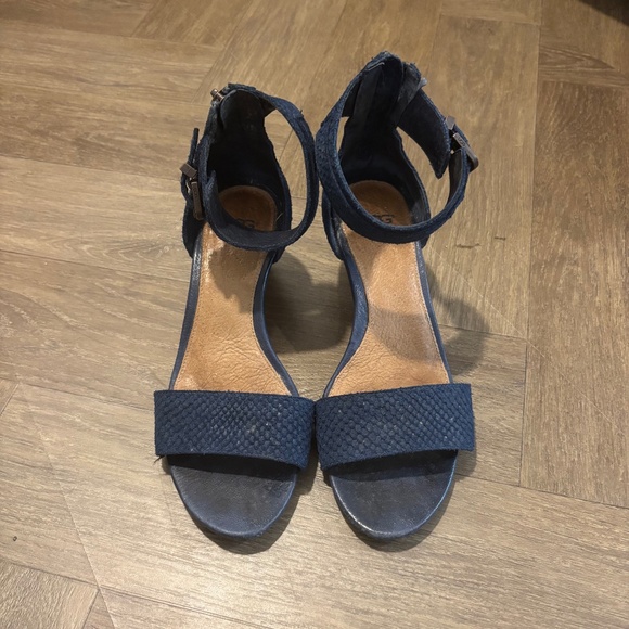 Ugg Australia Char Mar Wedge Leather Ankle Strap in Navy Blue - Picture 2 of 8